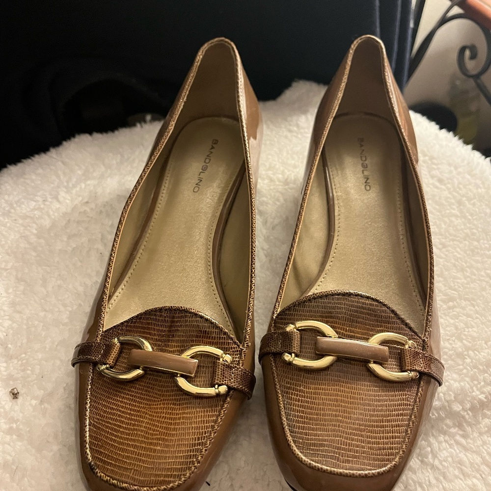 Brand new Bandolino women shoe, tan, size 10, block heel